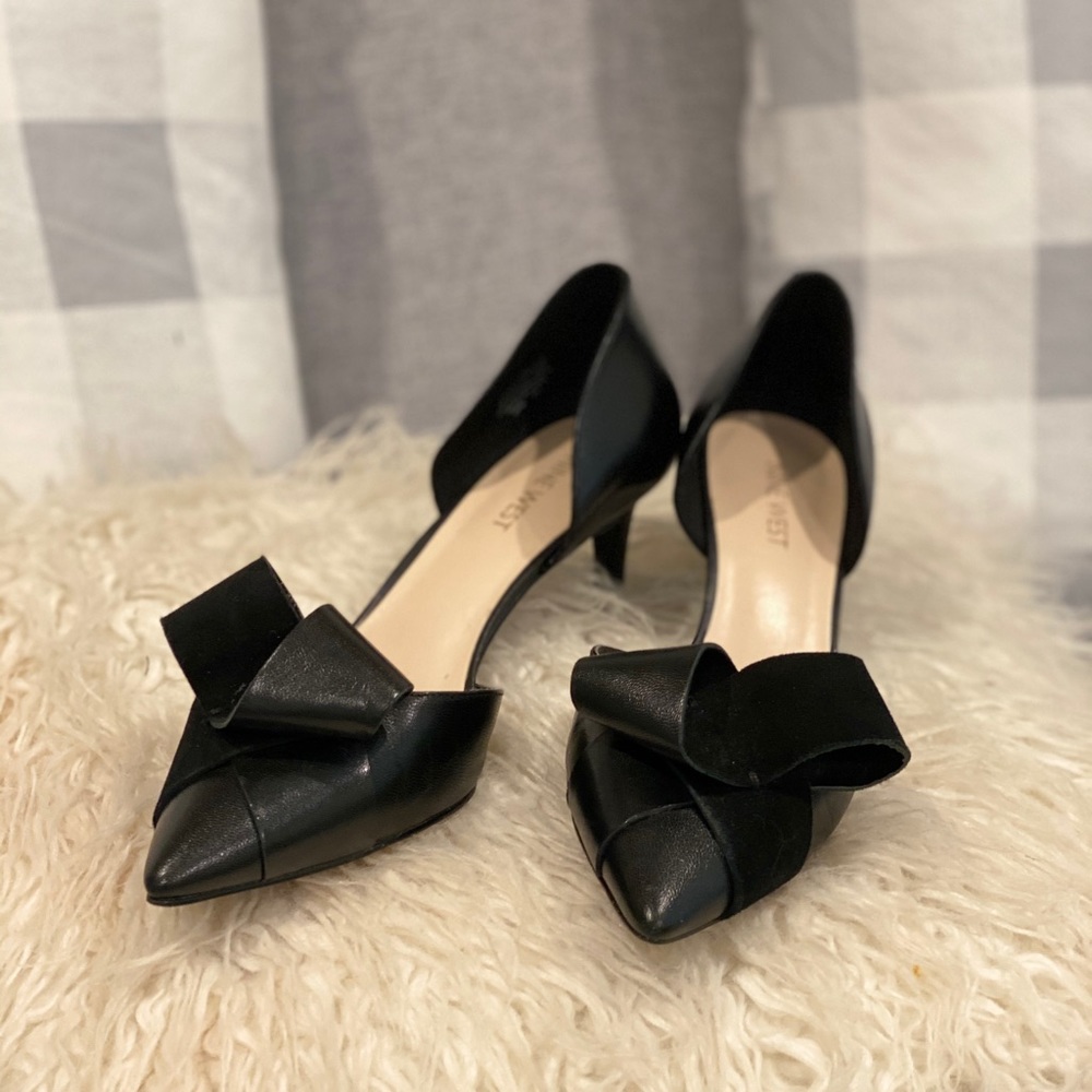 SOLD 𝑁𝑖𝑛𝑒 𝑊𝑒𝑠𝑡 Bow Heels - Picture 5 of 15